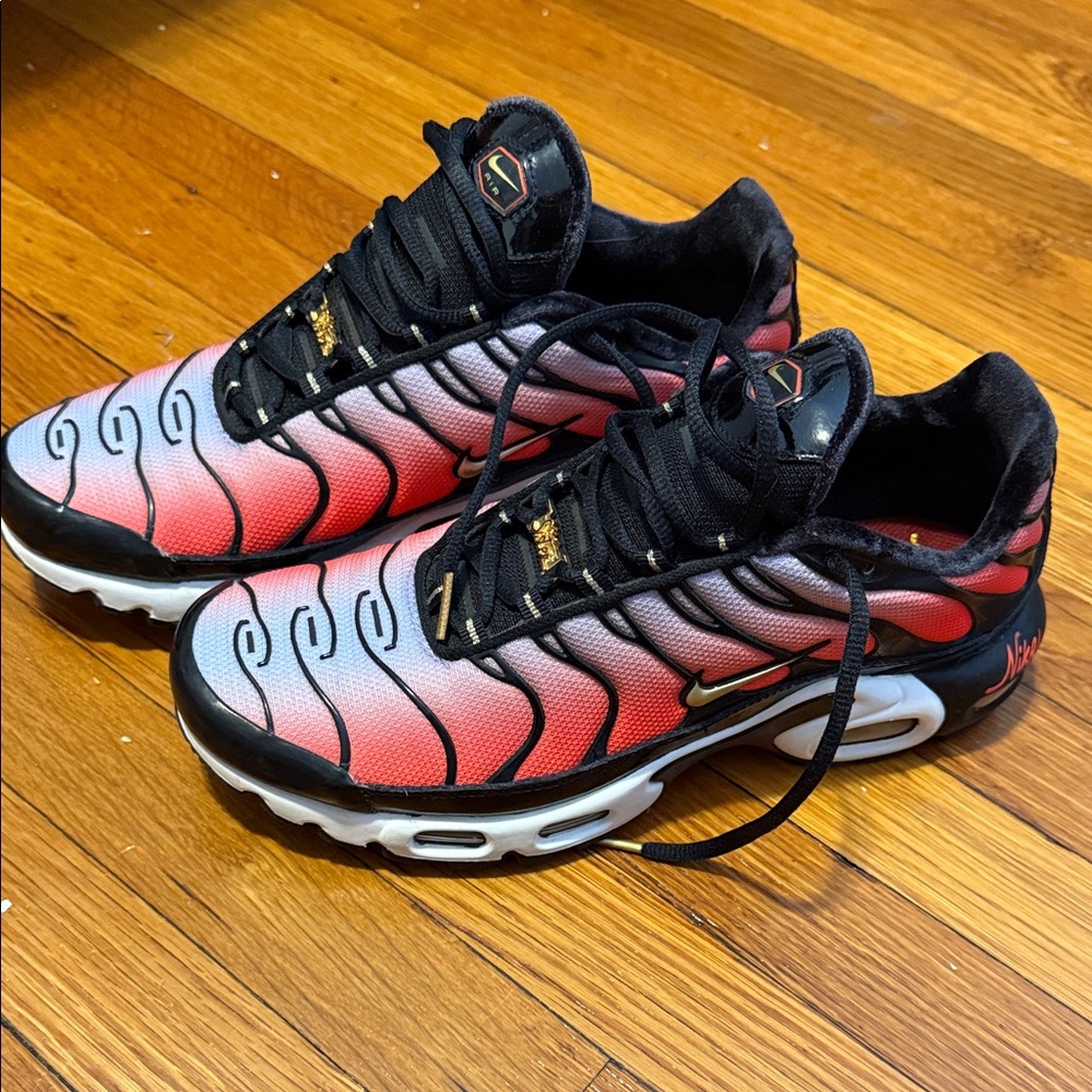 Nike Gradient Red and Black Wave Sneakers